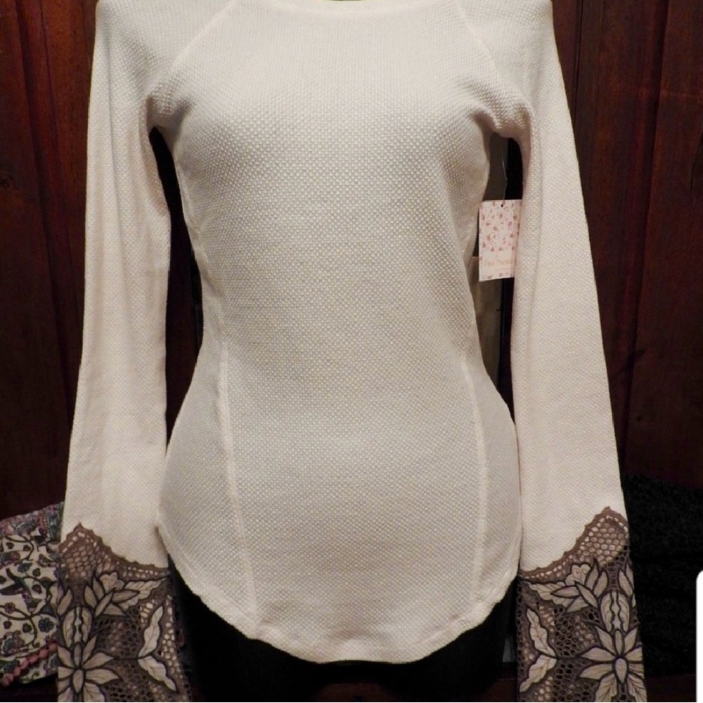 Elegant off white, low back Top with Lace Floral Sleeves - Picture 3 of 3